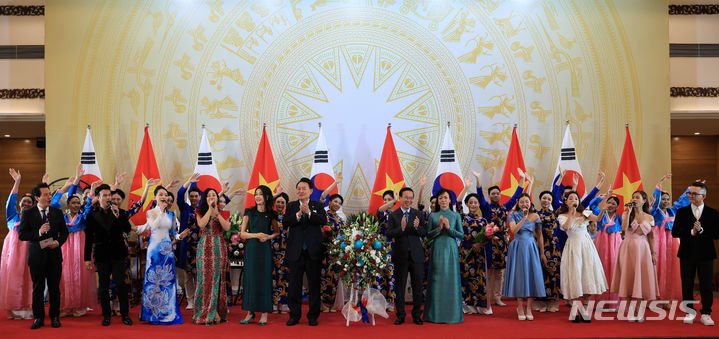 [하노이=뉴시스] 홍효식 기자 = 베트남을 국빈 방문 중인 윤석열 대통령과 부인 김건희 여사가 23일(현지시간) 하노이 국제컨벤션센터에서 열린 국빈 만찬에서 축하 공연 출연진들을 격려하고 있다. (공동취재) 2023.06.24. yesphoto@newiss.com