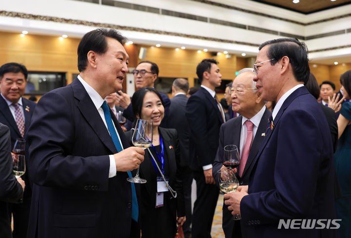 [하노이=뉴시스] 홍효식 기자 = 베트남을 국빈 방문 중인 윤석열 대통령이 23일(현지시간) 하노이 국제컨벤션센터에서 열린 국빈 만찬에서 참석자들과 대화하고 있다. (공동취재) 2023.06.24. yesphoto@newiss.com