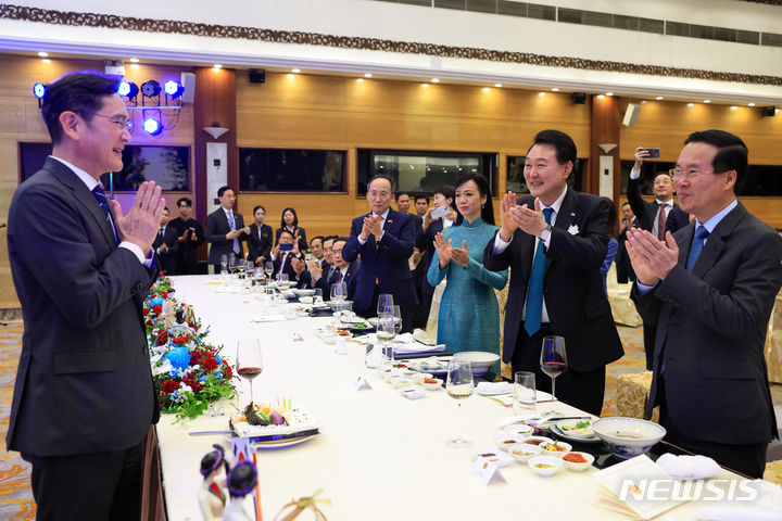 [하노이=뉴시스] 홍효식 기자 = 베트남을 국빈 방문 중인 윤석열 대통령이 23일(현지시간) 하노이 국제컨벤션센터에서 열린 국빈 만찬에서 보 반 트엉 베트남 국가 주석과 함께 이재용 삼성전자 회장의 생일을 축하해주고 있다. (공동취재) 2023.06.24. yesphoto@newiss.com