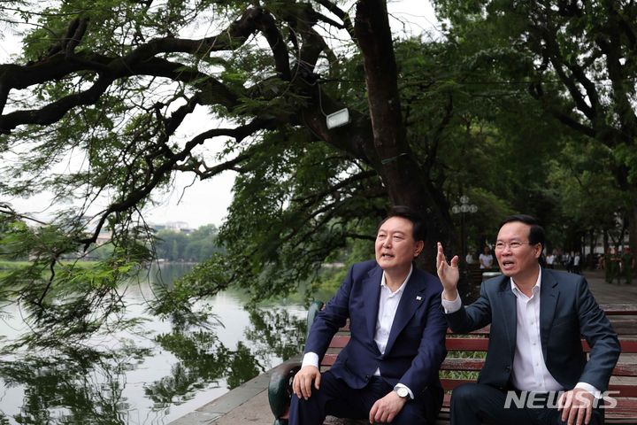 [하노이=뉴시스] 전신 기자 = 윤석열 대통령과 보 반 트엉 베트남 국가주석이 24일 베트남 하노이 한 식당에서 조찬을 마친 뒤 호안끼엠 호수변을 산책하고 있다. (공동취재) 2023.06.24. photo1006@newsis.com