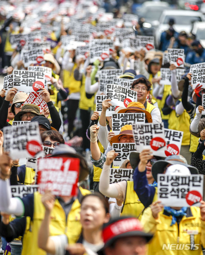 [서울=뉴시스] 정병혁 기자 = 24일 오후 서울 종로구 대학로에서 열린 민주노총 윤석열 정권 퇴진 전국노동자대회에 참가한 조합원들이 피켓을 들고 구호를 외치고 있다. 2023.06.24. jhope@newsis.com