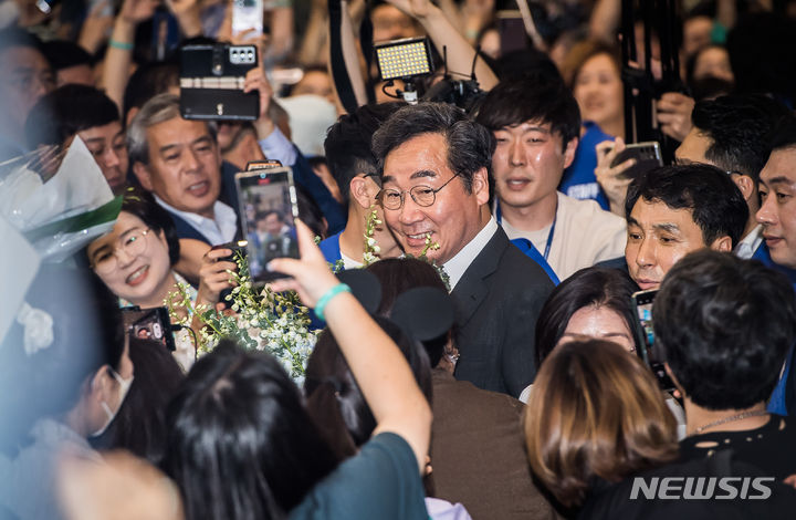 [인천공항=뉴시스] 조수정 기자 = 이낙연 더불어민주당 전 대표가 1년간의 미국 유학 생활을 마치고 24일 오후 인천국제공항 제2여객터미널을 통해 귀국, 지지자들과 인사 나누고 있다. (공동취재사진)2023.06.24. chocrystal@newsis.com