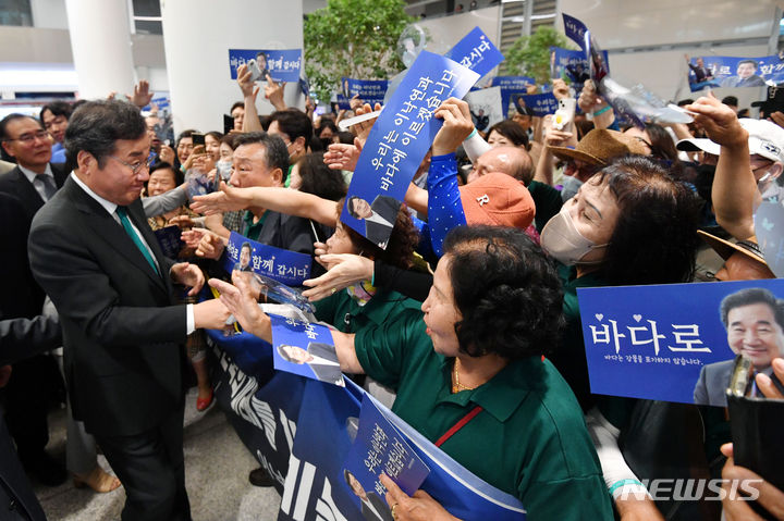 [인천공항=뉴시스] 조수정 기자 = 이낙연 전 더불어민주당 대표가 1년간의 미국 유학 생활을 마치고 24일 인천국제공항 제2여객터미널을 통해 귀국, 지지자들과 인사를 나누고 있다. (공동취재사진) 2023.06.24. chocrystal@newsis.com