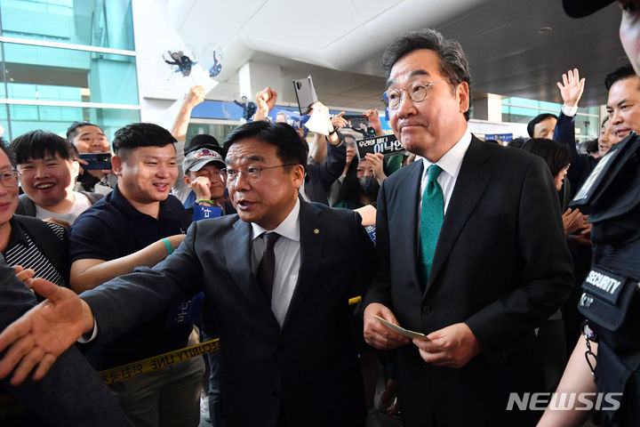 [인천공항=뉴시스] 조수정 기자 = 이낙연 전 더불어민주당 대표가 1년간의 미국 유학 생활을 마치고 24일 인천국제공항 제2여객터미널을 통해 귀국하고 있다. (공동취재사진) 2023.06.24. chocrystal@newsis.com