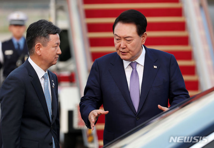 [성남=뉴시스] 홍효식 기자 = 프랑스와 베트남 순방을 마친 윤석열 대통령이 24일 경기도 성남 서울공항에 도착해 한창섭 행안부 차관과 대화하고 있다. 2023.06.24. yesphoto@newsis.com