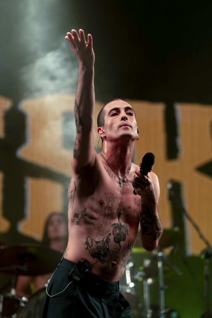 [서머싯=AP/뉴시스] 2023년 6월24일 영국 서머싯 워시 팜에서 열린 '글래스턴베리'에서 공연하는 모네스킨 프런트맨 다미아노 다비드. 