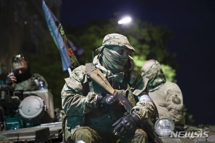 [로스토프나도누=AP/뉴시스] 미국이 아프리카 국가 말리의 국방부 장관 등 당국자 3명에게 러시아 용병기업의 자국 내 세력 확장을 도왔다는 혐의로 24일(현지시간) 제재를 가했다. 사진은 러시아 용병기업 바그너 그룹의 대원들이 지난 6월24일(현지시간) 러시아 남부 로스토프나도누 시내 거리에서 탱크 위에 앉아 있는 모습. 2023.07.25.