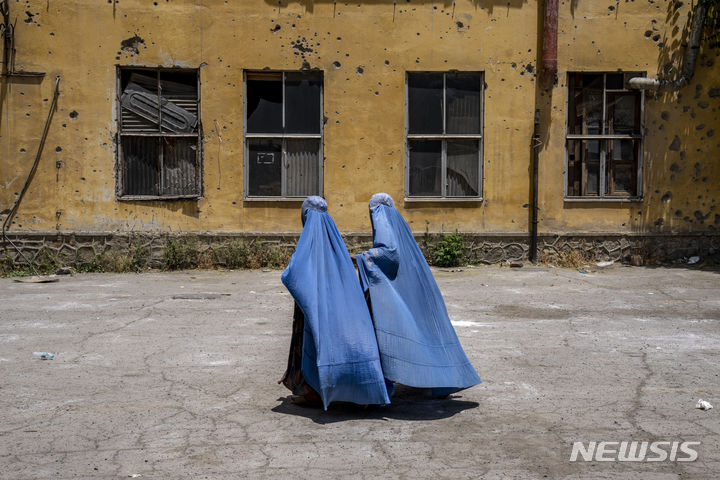 [카불=AP/뉴시스]25일(현지시간) 미 정치매체 폴리티코에 따르면 탈레반 최고지도자 하이바툴라 아쿤드자다는 국경일인 이드 알 아드하를 맞아 발표한 성명에서 강제 결혼 등 전통적인 억압들로부터 여성을 보호하기 위한 구체적인 조치들을 취했다고 밝혔다. 사진은 지난달 28일 아프가니스탄 카불에서 구호기관으로부터 식량 배급을 받기 위해 기다리는 여성들의 모습. 2023.6.26