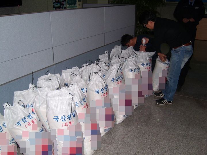 [인천=뉴시스] 국내산 둔갑 수입소금(일명 포대갈이) 자료사진. (사진=해양경찰청 제공) *재판매 및 DB 금지