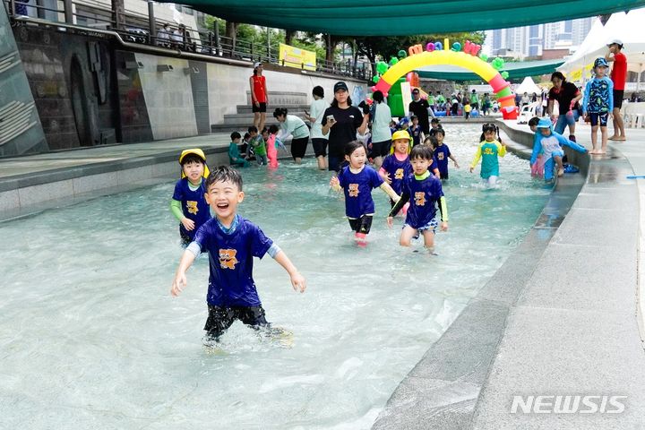 [서울=뉴시스]서울 송파구는 여름철 무더위를 식혀줄 '성내천 물놀이장'을 개장했다고 25일 밝혔다. (사진=송파구 제공). 2023.06.25. photo@newsis.com