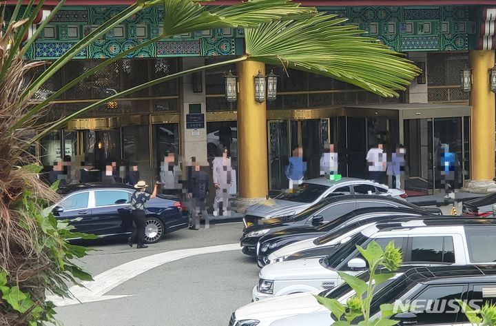 [부산=뉴시스] 이동민 기자 = 25일 오후 신20세기파 현직 두목의 결혼식이 열리는 가운데 부산 중구의 한 호텔 입구에서 조직원들이 하객을 맞이하고 있다. 2023.06.25. eastsky@newsis.com