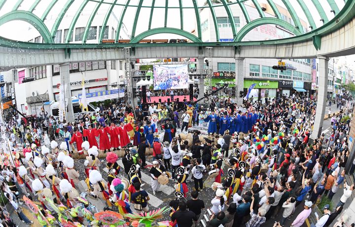 [울산=뉴시스] 구미현 기자 = 울산시 중구 성남동 시계탑사거리에서 '2023 태화강마두희축제' 마두희 큰줄당기기 행사가 열리고 있다. 2023.06.25. (울산 중구 제공) photo@newsis.com *재판매 및 DB 금지