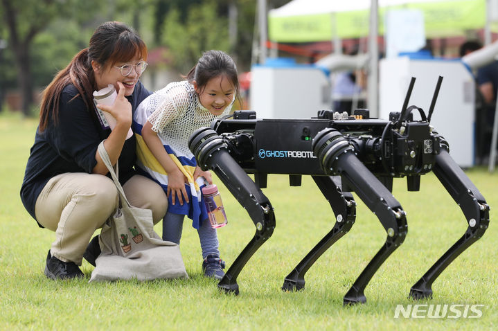 [서울=뉴시스] 황준선 기자 = 25일 오후 서울 용산구 용산어린이정원에서 열린 '로봇 그리고 인간: 로봇과 놀자' 행사를 찾은 어린이들이 사족보행 로봇 을 살펴보고 있다. 2023.06.25. hwang@newsis.com