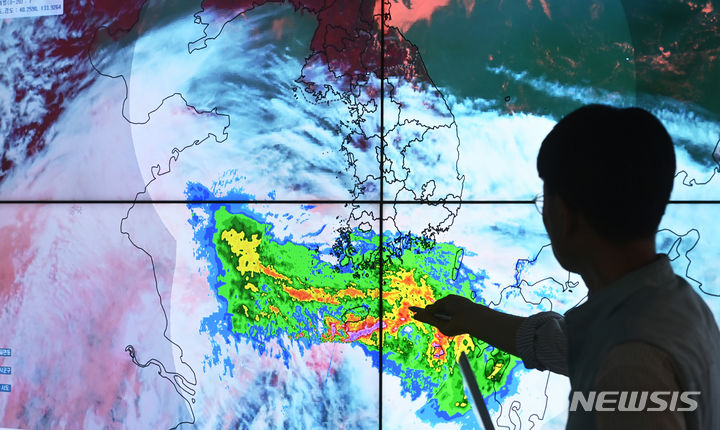 [수원=뉴시스] 김종택 기자 = 본격적인 장마가 시작된 25일 오후 경기도 수원시 권선구 수도권기상청에서 예보관이 많은 양의 수증기를 품고 있는 비구름의 이동 경로를 예의 주시하고 있다. 2023.06.25. jtk@newsis.com