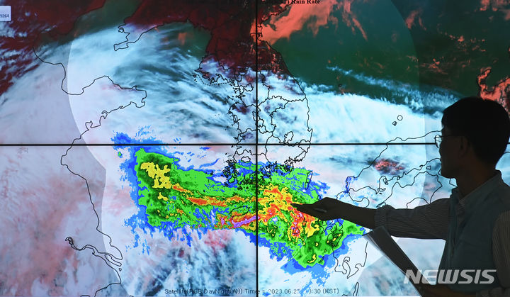 [수원=뉴시스] 김종택 기자 = 본격적인 장마가 시작된 25일 오후 경기도 수원시 권선구 수도권기상청에서 예보관이 많은 양의 수증기를 품고 있는 비구름의 이동 경로를 예의 주시하고 있다. 2023.06.25. jtk@newsis.com