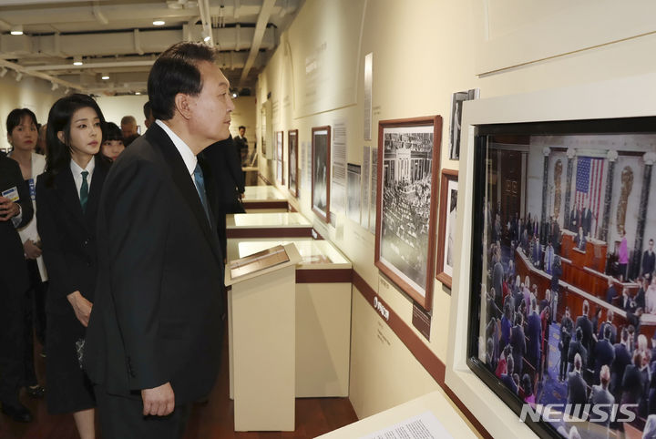 [서울=뉴시스] 전신 기자 = 윤석열 대통령과 부인 김건희 여사가 25일 서울 종로구 대한민국역사박물관에서 열린 한미동맹 70주년 특별전에서 조약으로 본 한미 동맹 전시품을 관람하고 있다. 2023.06.25. photo1006@newsis.com