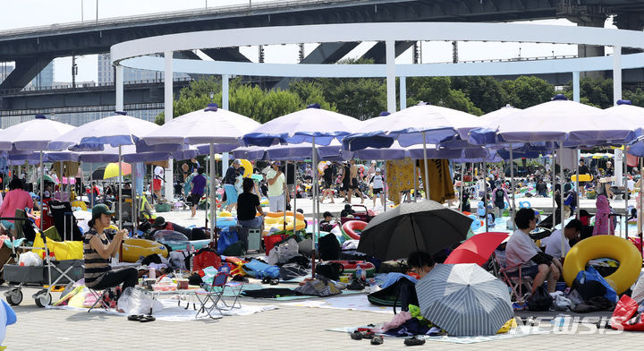 [서울=뉴시스] 최진석 기자 =지난해 여름 서울 뚝섬 한강공원 수영장에서 시민들이 더위를 식히고 있는 모습. 2023.06.25. myjs@newsis.com