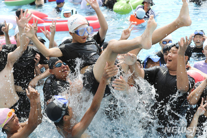[서울=뉴시스] 최진석 기자 = 지난해 서울 뚝섬 한강공원 수영장에서 시민들이 물놀이하며 더위를 식히고 있는 모습. 2023.06.25. myjs@newsis.com