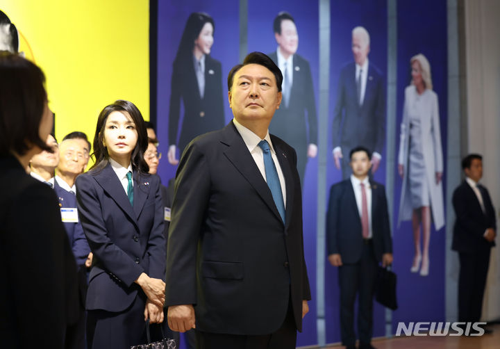 [서울=뉴시스] 전신 기자 = 윤석열 대통령과 김건희 여사가 25일 서울 종로구 대한민국역사박물관에서 열린 한미동맹 70주년 특별전에서 한미동맹 주요 어록 전시를 관람하고 있다. 2023.06.25. photo1006@newsis.com