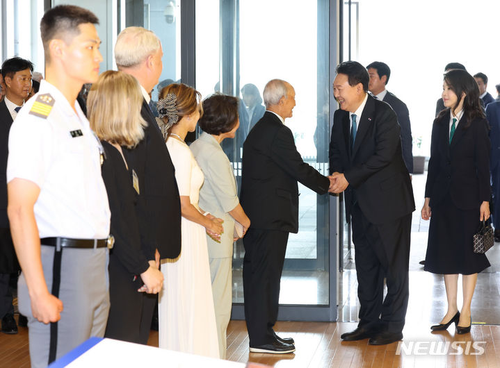 [서울=뉴시스] 전신 기자 = 윤석열 대통령이 25일 서울 종로구 대한민국역사박물관에서 열린 한미동맹 70주년 특별전에 입장하며 한미 참전용사 10대 영웅에 선정된 김두만 장군과 인사를 나누고 있다. 2023.06.25. photo1006@newsis.com