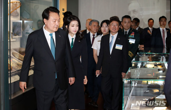 [서울=뉴시스] 전신 기자 = 윤석열 대통령이 25일 서울 종로구 대한민국역사박물관에서 열린 한미동맹 70주년 특별전을 찾아 기증자료로 보는 한미동맹 전시를 관람하고 있다. 2023.06.25. photo1006@newsis.com