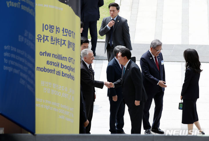 [서울=뉴시스] 전신 기자 = 윤석열 대통령과 부인 김건희 여사가 25일 서울 종로구 대한민국역사박물관에서 열린 한미동맹 70주년 특별전을 찾아 영접 인사들과 인사하고 있다. 2023.06.25. photo1006@newsis.com