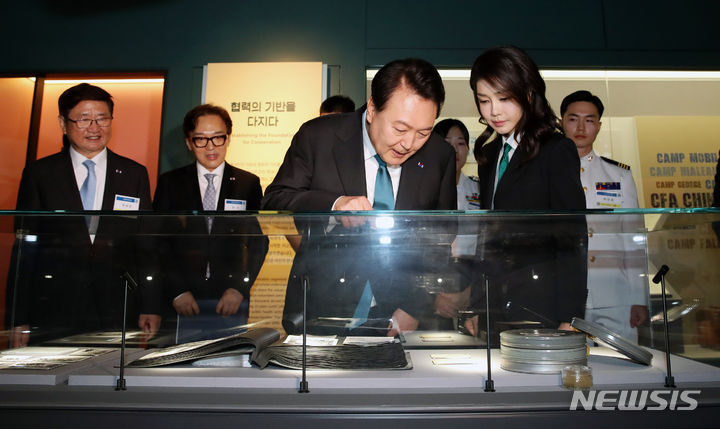 [서울=뉴시스] 전신 기자 = 윤석열 대통령과 부인 김건희 여사가 25일 서울 종로구 대한민국역사박물관에서 열린 한미동맹 70주년 특별전을 찾아 기증자료로 보는 한미동맹 전시를 관람하고 있다. 2023.06.25. photo1006@newsis.com
