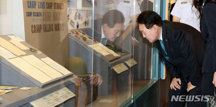 [서울=뉴시스] 전신 기자 = 윤석열 대통령이 25일 서울 종로구 대한민국역사박물관에서 열린 한미동맹 70주년 특별전을 찾아 기증자료로 보는 한미동맹 전시를 관람하고 있다. 2023.06.25. photo1006@newsis.com
