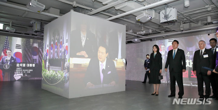 [서울=뉴시스] 전신 기자 = 윤석열 대통령과 부인 김건희 여사가 25일 서울 종로구 대한민국역사박물관에서 열린 한미동맹 70주년 특별전을 관람하고 있다. 2023.06.25. photo1006@newsis.com