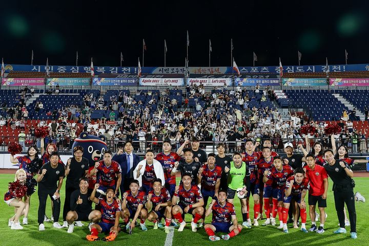 경기 후 기념사진 찍는 선수들 (사진=김천상무 제공) *재판매 및 DB 금지