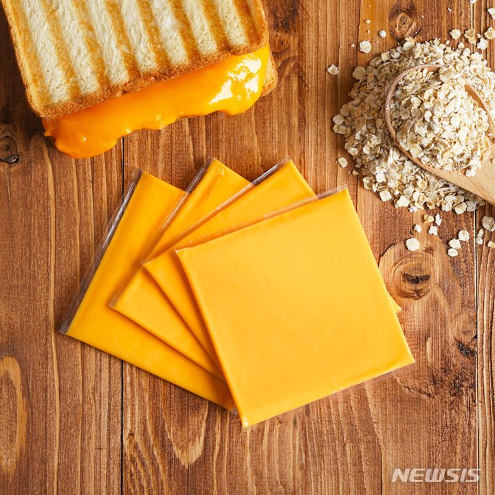 [서울=뉴시스] 아머드 프레시의 오트 밀크 베이스 '아메리칸 슬라이스' 비건 치즈. (사진=아머드 프레시 제공) 2023.06.26. photo@newsis.com