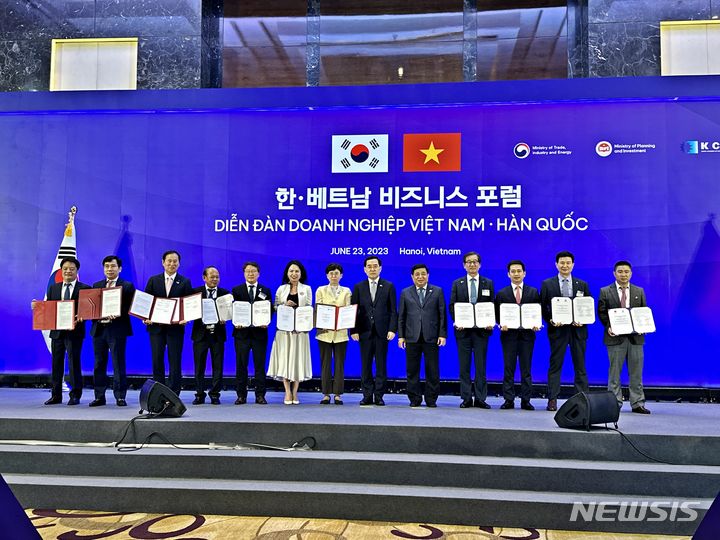 [서울=뉴시스]사진1. 한,베트남 비즈니스 포럼 업무협약(MOU) 체결식 기념사진 (왼쪽에서 여덟 번째부터 산업통상자원부 이창양 산업부장관, 베트남 기획투자부(MPI) 응우옌 찌 중(Nguyen Chi Dung) 장관, KAI 강구영 사장, VTX 부 뚜언 안(Vu Tuan Anh)의 모습.(사진=KAI 제공)