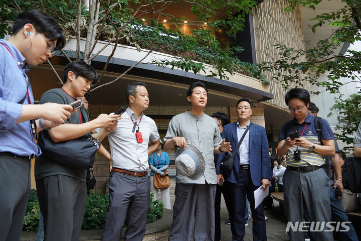 [도쿄=뉴시스]오세훈 서울시장은 지난 25일 일본 도쿄 마루노우치 일대를 둘러본 뒤 녹지 공간에 대해 설명하고 있다.(제공=서울시)2023.06.25. photo@newsis.com