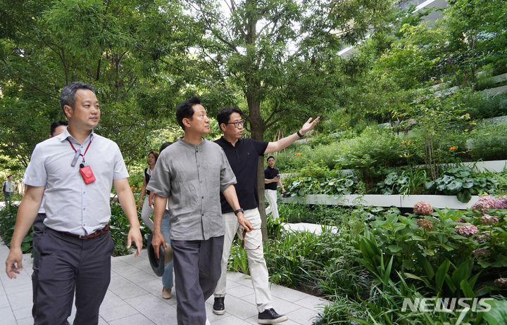 [도쿄=뉴시스] 오세훈 서울시장은 지난 25일 토라노몬 힐즈를 방문해 둘러보고 있다.(제공=서울시)2023.06.25. photo@newsis.com