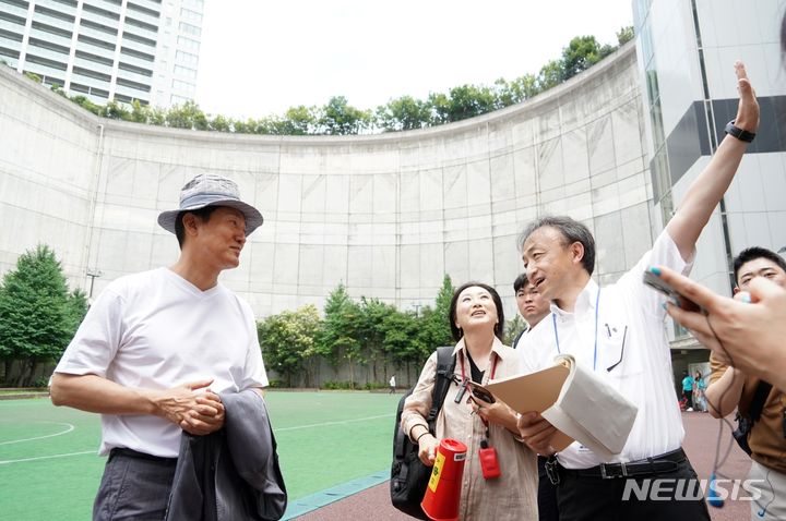 [도쿄=뉴시스]오세훈 서울시장은 지난 24일 일본 도쿄 메구로 하늘공원에서 설명을 듣고 있다.(제공=서울시)2023.06.24. photo@newsis.com