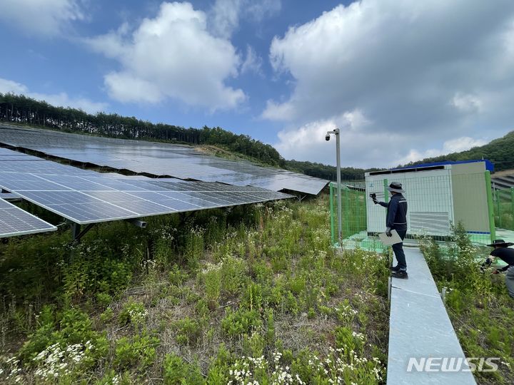 [창원=뉴시스] 홍정명 기자=경남도와 시·군은 오는 27일부터 7월 10일까지 도내 산지 태양광발전소 192개소에 대한 안전점검을 실시한다.(사진=경남도 제공) 2023.06.26. photo@newsis.com