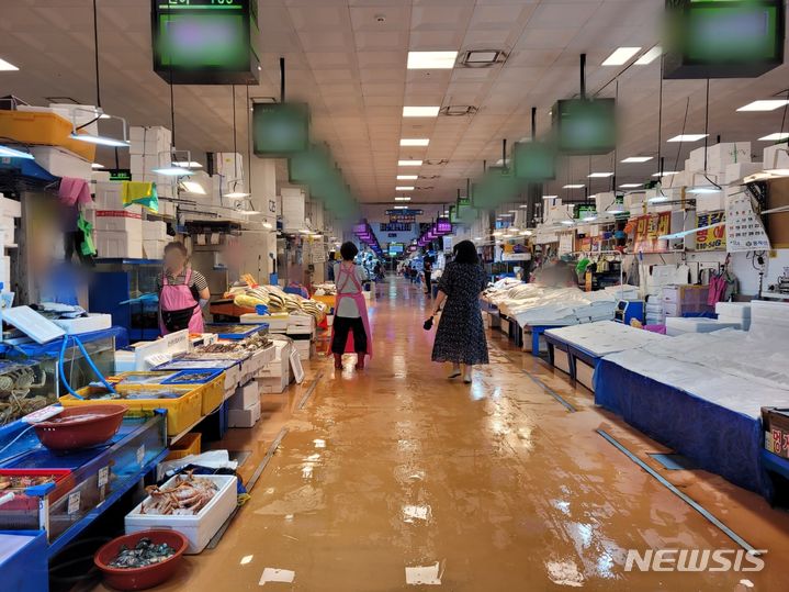 [서울=뉴시스] 김래현 기자 = 26일 뉴시스 취재에 따르면 서울 동작구 노량진수산물도매시장은 점심시간에도 한산한 분위기였다. 센터 1층에 들어서자 손님 3~4팀을 제외하고는 모두 시장 상인들이었다. 2023.06.26. rae@newsis.com *재판매 및 DB 금지