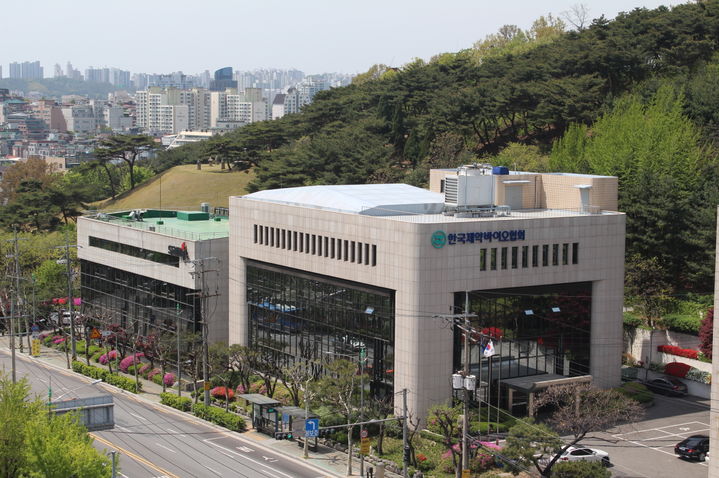 [서울=뉴시스] 서울 서초구 방배동에 위치한 한국제약바이오협회 전경. (사진=한국제약바이오협회 제공) 2023.06.26. photo@newsis.com  *재판매 및 DB 금지