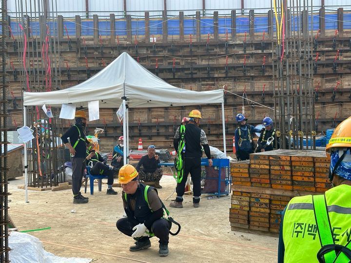 경기도 일대에 폭염주의보가 발효된 지난주 경기 고양시 일산동구 풍동2지구 아파트 건설현장 그늘막에서 근로자들이 휴식을 취하고 있다. 이곳에서 근무 중인 A씨는 "그늘막에는 선풍기는커녕 의자도 제대로 없어 서서 쉬거나 뜨거운 바닥에 앉아 있어야 한다"고 밝혔다. (사진=제보자 A씨) *재판매 및 DB 금지