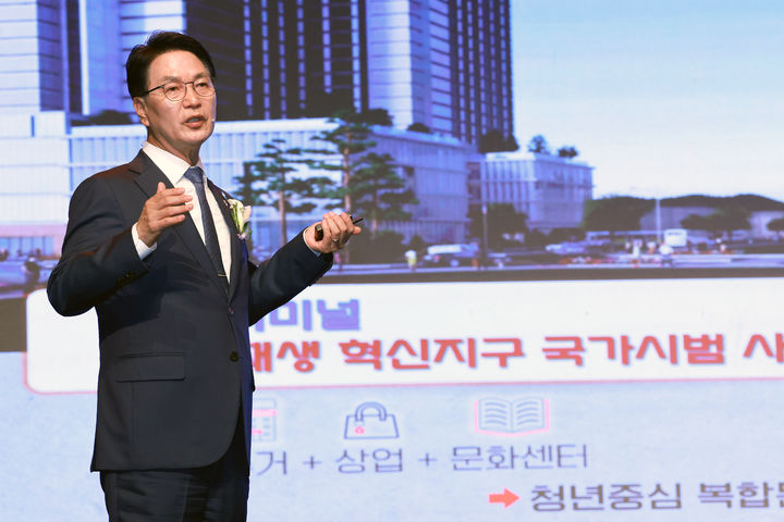 26일 고창 문화의전당에서 열린 '고창군 농촌협약 및 스타마을 비전선포식', 심덕섭 군수가 사업을 통한 행복농촌 조성을 강조하고 있다. *재판매 및 DB 금지