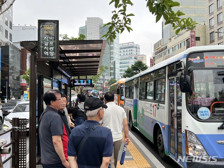 [부산=뉴시스] 원동화 기자 = 부산 BRT 정류장 전경. 자갈치역·비프광장 정류장에서 시민들이 버스를 타기 위해 기다리고 있다. dhwon@newsis.com