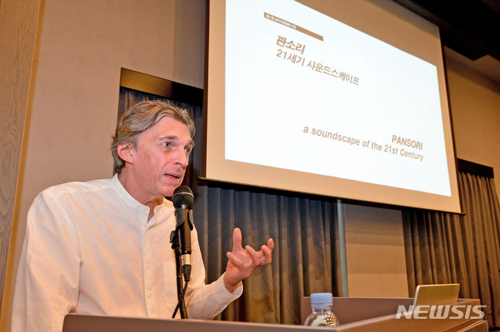 [광주=뉴시스] 김혜인 기자 = 니콜라 부리오 제15회 광주비엔날레 예술감독이 25일 오후 광주 동구 한 호텔에서 기자회견을 갖고 내년에 열릴 비엔날레의 주제와 방향에 대해 설명하고 있다. 2023.06.25. hyein0342@newsis.com