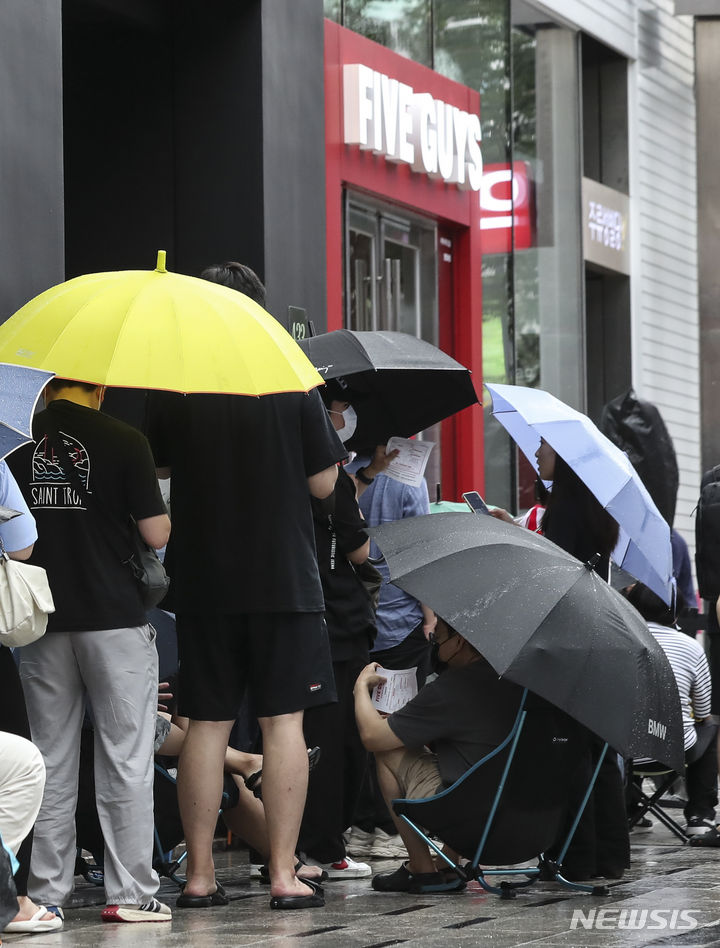 [서울=뉴시스] 김근수 기자 = 26일 ﻿﻿한국 파이브가이즈 영업 첫 날 일각에서 우려했던 이른바 '땅콩 대란'은 없었다. 사진은 이날 파이브가이즈 매장 앞에서 시민들이 기다리는 모습. 2023.06.26. ks@newsis.com
