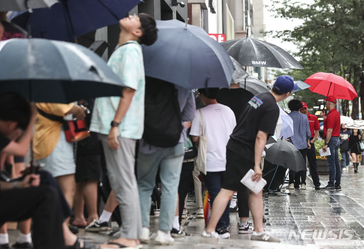 [서울=뉴시스] 김근수 기자 = 26일 개점한  서울 서초구 파이브가이즈 매장 앞에서 시민들이 햄버거를 구매하기 위해 줄 서 있다. 2023.06.26. ks@newsis.com