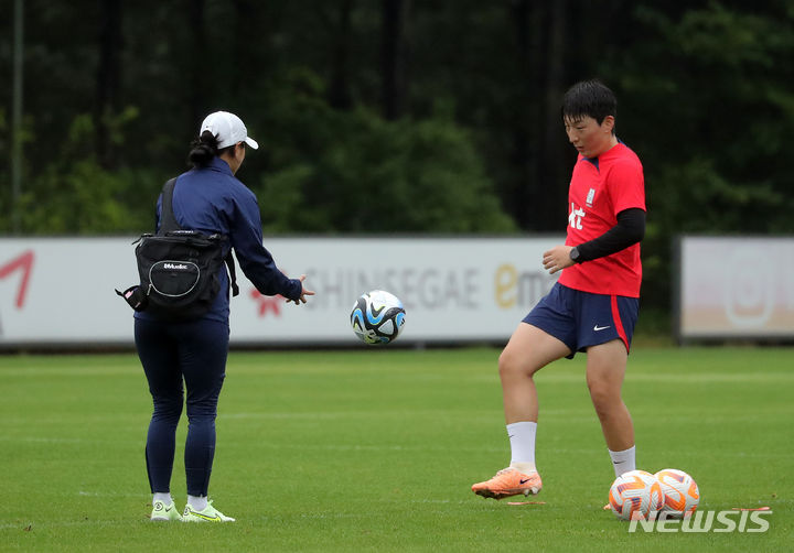 [파주=뉴시스] 김금보 기자 = 여자 축구 국가대표 박은선이 26일 오전 파주NFC에서 열린 공개훈련에서 개인훈련을 하고 있다. 여자 축구 국가대표는 내달 8일 서울월드컵경기장에서 아이티와 평가전을 치르고, 이서서 25일 2023 호주·뉴질랜드 FIFA 여자 월드컵 조별리그 1차전 콜롬비아전을 치른다. 2023.06.26. kgb@newsis.com