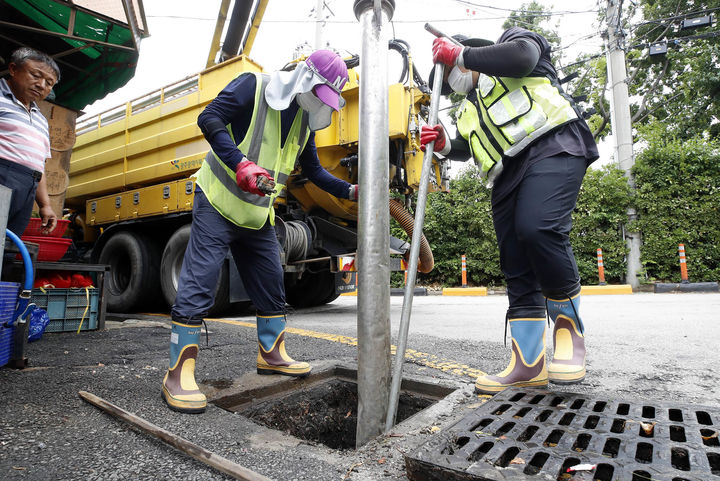 [광주=뉴시스] 변재훈 기자 = 지난 6월26일 광주 북구 소재 한 하수관로에 쌓인 토사물 등을 구청 건설과 하수방재팀 직원들이 제거하는 모습. (사진=광주 북구 제공) 2023.06.26. photo@newsis.com *재판매 및 DB 금지