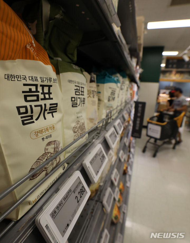 [서울=뉴시스] 김명년 기자 = 26일 농림축산식품부는 제분업계를 만나 국제 밀 가격 안정세에 맞춘 밀가루 가격 인하 등에 대해 논의할 것으로 보인다. 사진은 이날 오후 서울시내 한 대형마트에서 판매되고 있는 밀가루. 2023.06.26. kmn@newsis.com