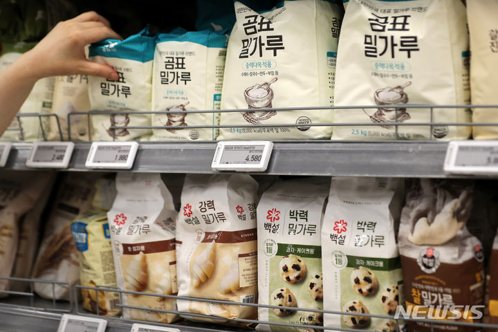 [서울=뉴시스] 김명년 기자 = 26일 농림축산식품부는 제분업계를 만나 국제 밀 가격 안정세에 맞춘 밀가루 가격 인하 등에 대해 논의할 것으로 보인다. 사진은 이날 오후 서울시내 한 대형마트에서 판매되고 있는 밀가루. 2023.06.26. kmn@newsis.com