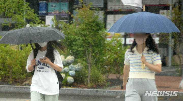 [전주=뉴시스] 김얼 기자 = 목요일인 29일에는 전국 대부분 지역에 비가 내리겠다.  수도권 등 중부지방과 제주도를 중심으로 강하고 많은 비가 예상된다. 사진은 전국적으로 장맛비가 내리기 시작한 지난 26일 전북 전주시 백제대로에서 시민들이 우산으로 비를 피하며 길을 지나는 모습. 2023.06.26. pmkeul@nwsis.com