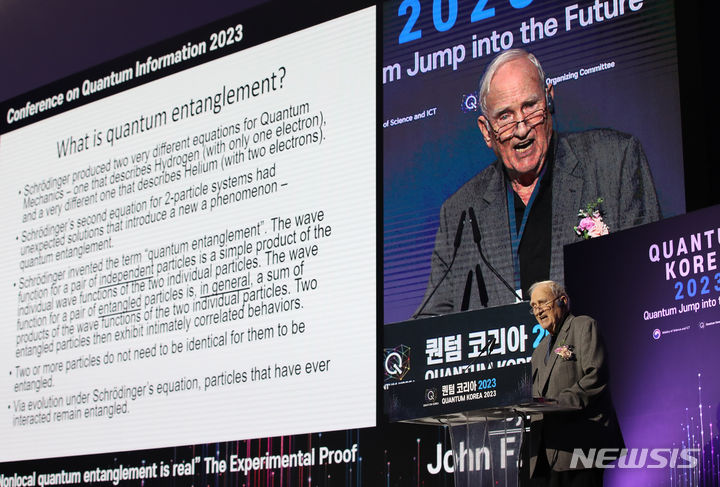 [서울=뉴시스] 고승민 기자 = 양자얽힘 실험으로 지난해 노벨 물리학상을 수상한 물리학자 존 클라우저 미국 JFC협회 연구교수가 26일 서울 동대문디지털플라자에서 열린 퀀텀 코리아 2023 개막식에서 기조연설을 하고 있다. 2023.06.26. kkssmm99@newsis.com